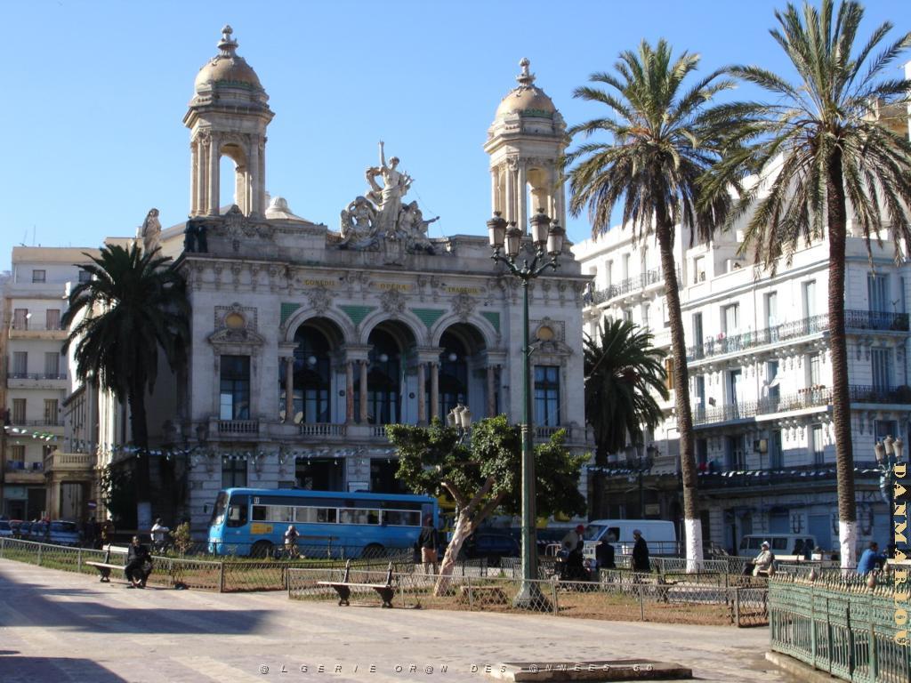 ORAN 10 2005 082 LE THEATRE OU J AI DANSE.JPG
